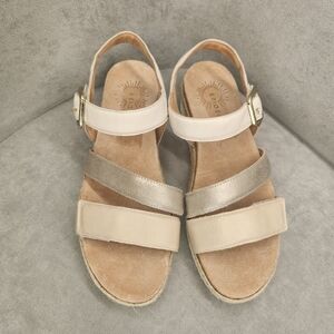 Brioso Sandals 9.5 Tan Gold Cream Leather Fairdene Arch Support Platform New$135